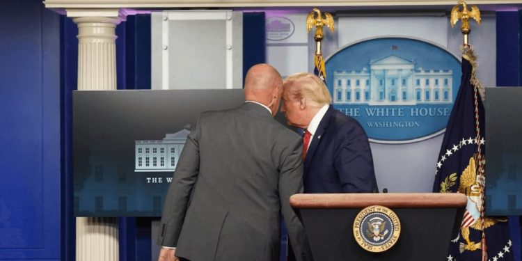 Evacúan a Trump de la Casa Blanca por tiroteo
