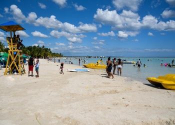 Ministro Turismo escucha inquietudes playas Boca Chica, Guayacanes y Juan Dolio