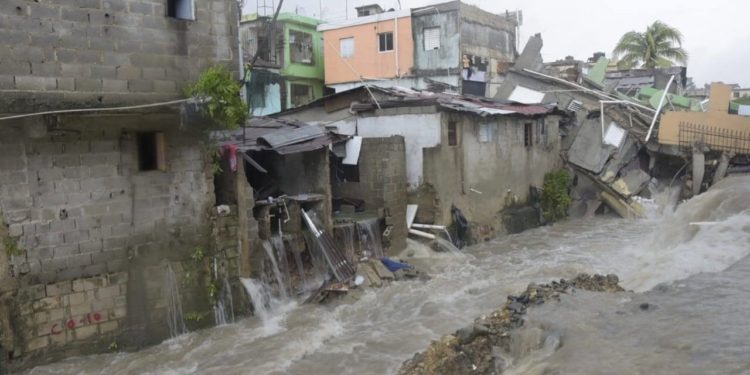 COE reporte cuatro muertos por tormenta Laura