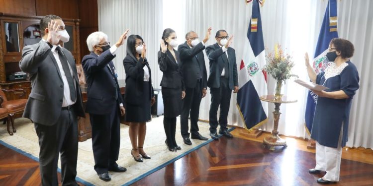 Procuradora toma juramento adjuntos designados por PE