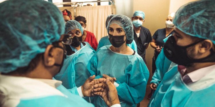 Primera Dama visita hospitales, orfanato y hospicio en Santiago