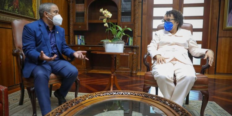 Procuradora recibe senador Monseñor Nouel
