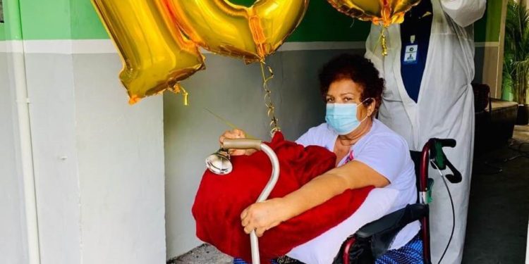 Clínica Cruz Jiminián da alta médica paciente coronavirus número 100