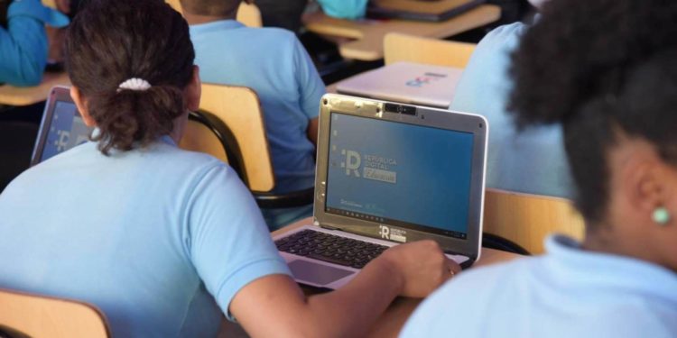 Presidente Indotel: «Baja conectividad amenaza clases virtuales»