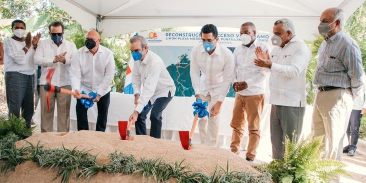 Abinader da primer picazo reconstrucción acceso vial Tramo Limón-Playa Morón y Ramal-Punta Lanza, Samaná