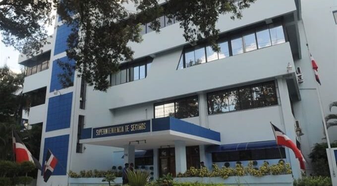 Firman acuerdo implementar transformación digital sector asegurador