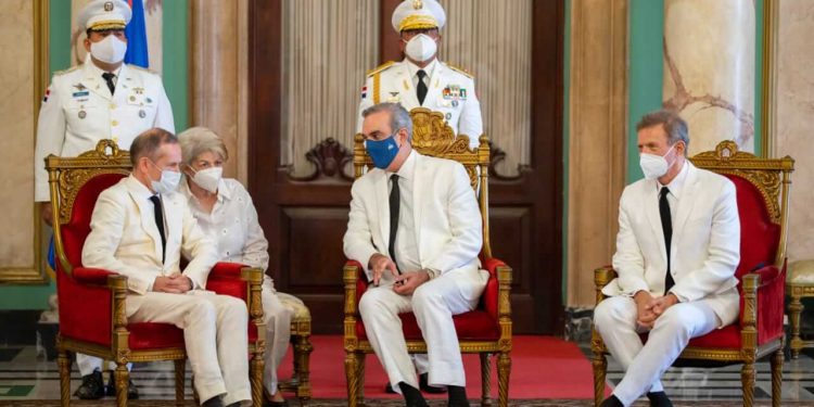 Presidente Abinader recibe cartas credenciales de nuevos embajadores