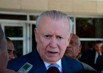 Exvicepresidente Alburquerque advierte consecuencias legales de gravar salario 13