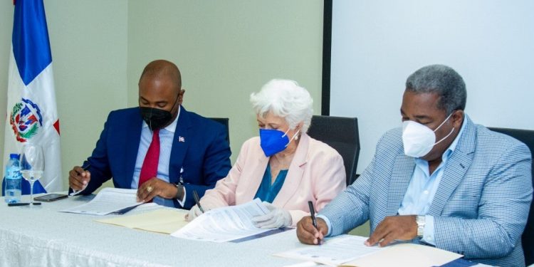 Gabinete Política Social de la Presidencia firma acuerdo capacitar colaboradores
