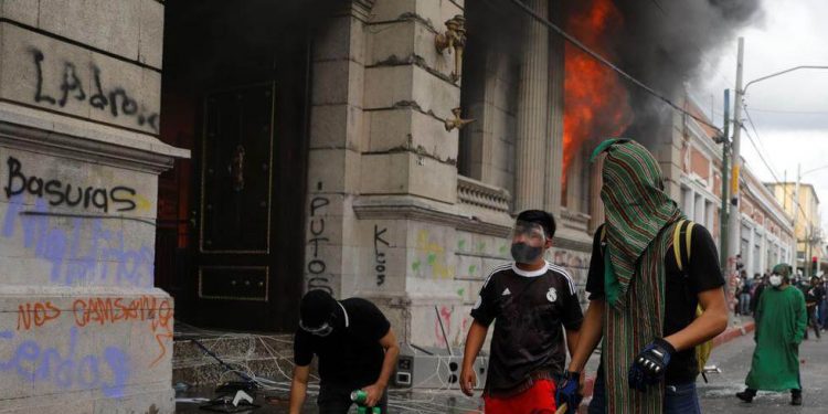 Manifestantes incendian Congreso Guatemala durante protesta