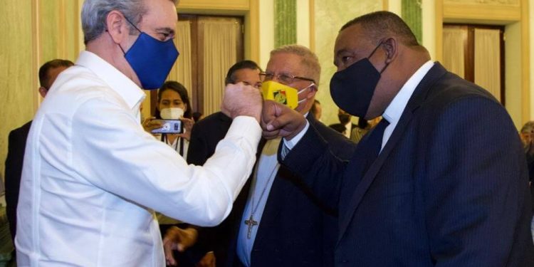 Abinader recibe obispos católicos en Palacio