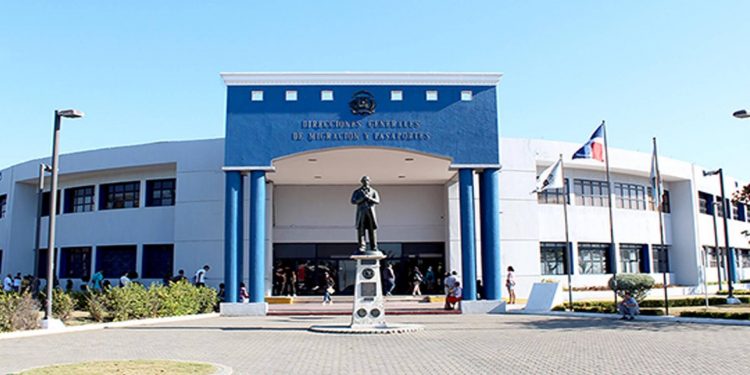 Pasaportes investiga tres mil expedientes por irregularidades