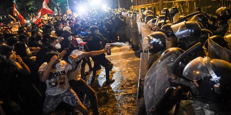 Dos muertos en protestas contra destitución Martín Vizcarra