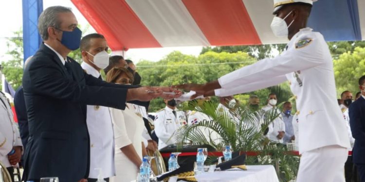 Presidente encabeza graduación cadetes PN