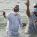 Desafiando el coronavirus protestantes realizan bautismos multitudinarios