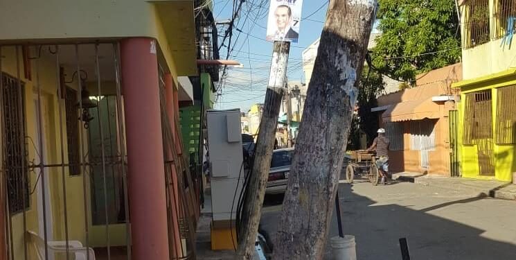 Dos postes tendido eléctrico a punto de caer en Capotillo