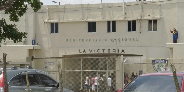Escuelas Vocacionales gradúan internos cárcel La Victoria