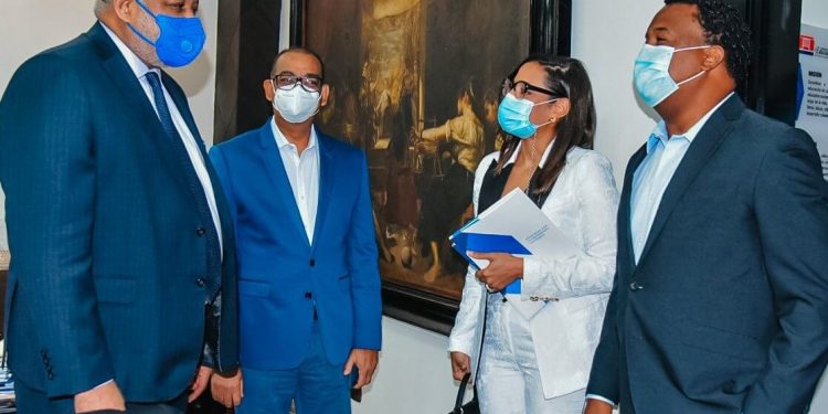 Ministro Educación recibe visita Pedro Martínez