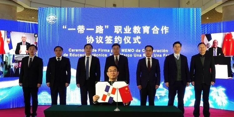 Samaná y Qinhuai firman primer memorándum de hermanamiento