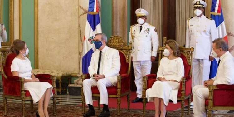 Presidente Abinader recibe cartas credenciales embajadores Panamá y Turquía