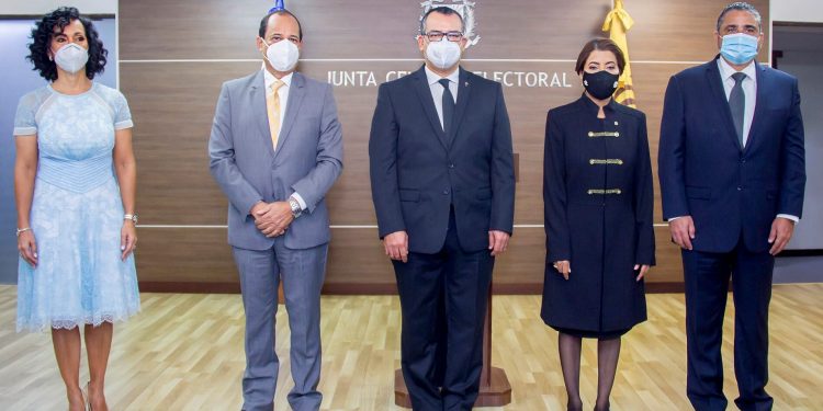 Miembros JCE entregan Cámara de Cuentas declaraciones juradas