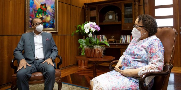 Procuradora recibe ministro Obras Públicas