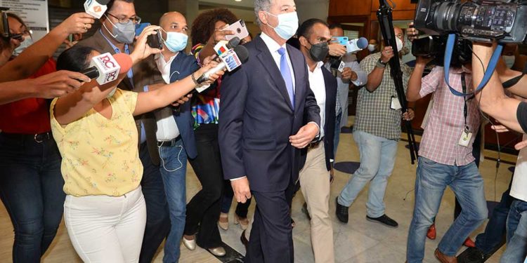 Pepca pide Migración registro salidas y entradas del país exministro Hacienda