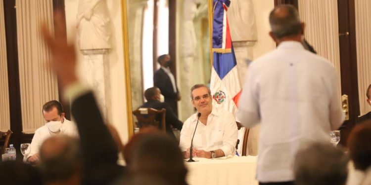 Abinader escucha juntas de vecinos Santo Domingo Este