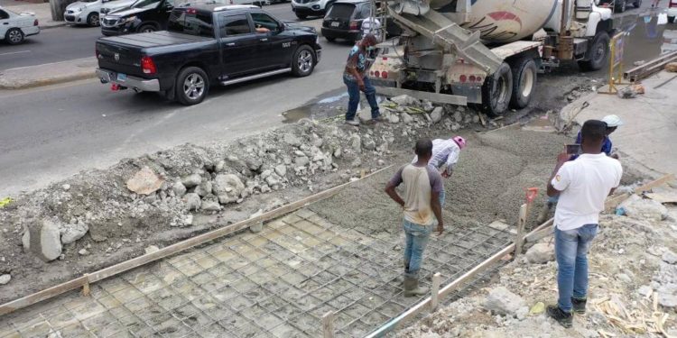 Alcaldía SDN bachea y construye aceras y contenes