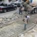 Alcaldía SDN bachea y construye aceras y contenes