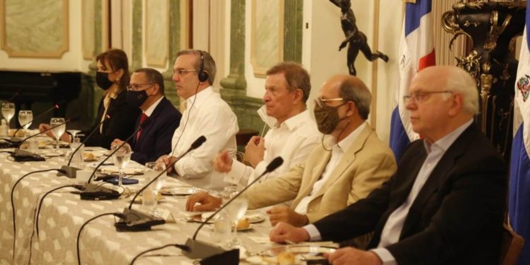 Presidente Abinader ofrece almuerzo periodistas haitianos