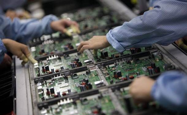 Gobierno firma acuerdo ensamblaje dispositivos tecnológicos
