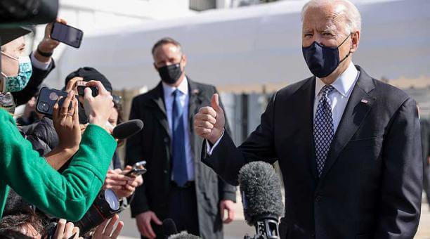 EEUU: Presidente Biden tropieza subiendo escaleras Air Force One