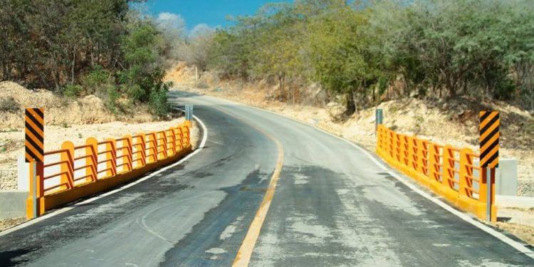 Obras Públicas inaugura puente comunica localidades en Barahona