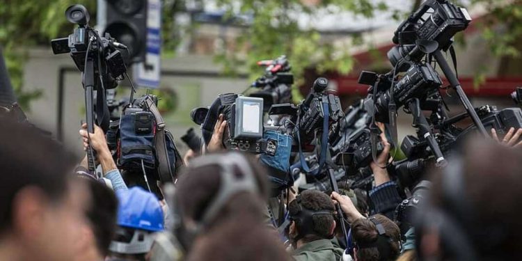 Presidente Cámara de Diputados destaca rol periodistas en su día