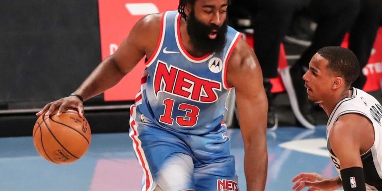 James Harden llega a 321 triples de por vida
