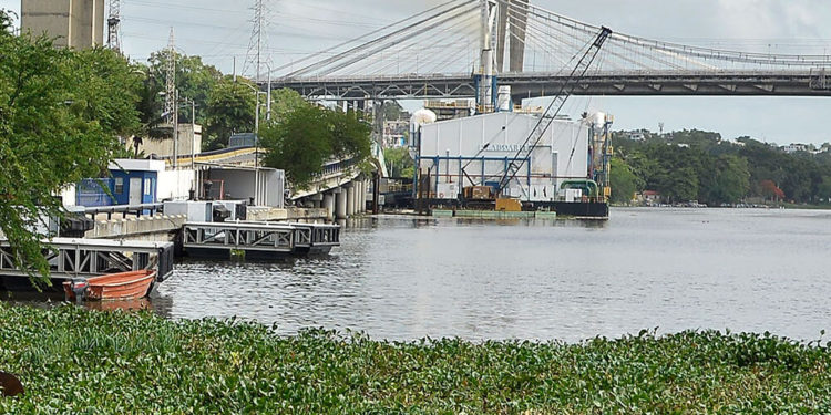 Medio Ambiente rechaza solicitud operar dos barcazas generadoras en río Ozama
