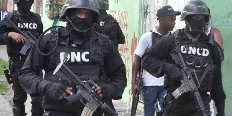 Ocupan 26 pacas marihuana escondidas en camioneta