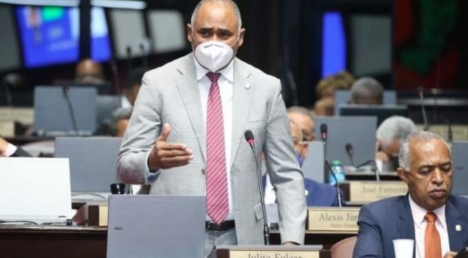 Diputado llama autoridades ser drásticas con negocios violan el toque de queda