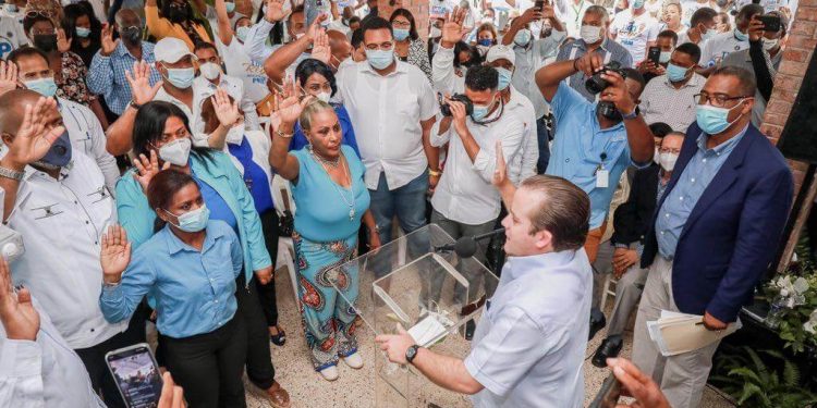 Dirigentes perredeístas pasan al PRM