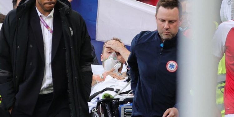 Eriksen cae desplomado durante partido entre Dinamarca y Finlandia