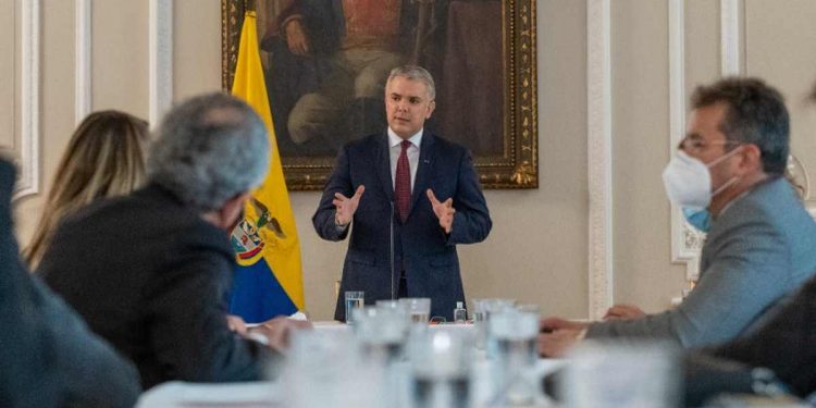 Colombia: Disparan a helicóptero viajaba presidente Duque