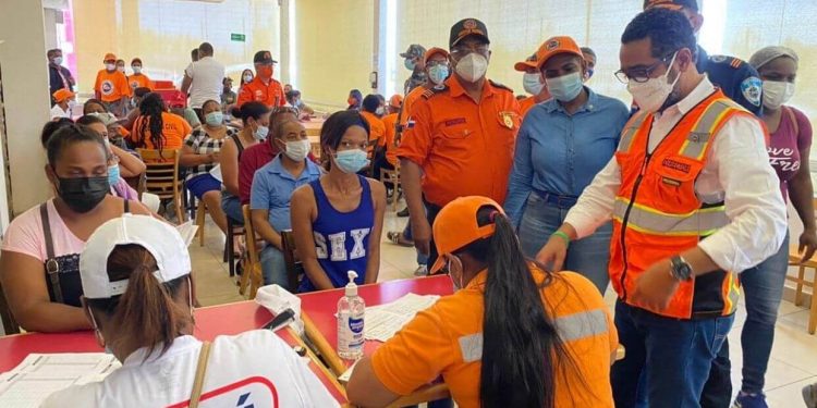 Defensa Civil vacuna a cientos contra la Covid-19