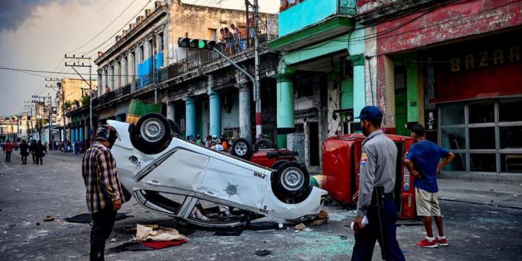 Cuba: Cientos salen a las calles reclamando libertad