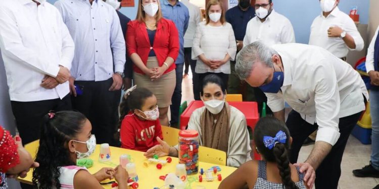 Abinader entrega remozado Centro Tecnológico Comunitario en Constanza