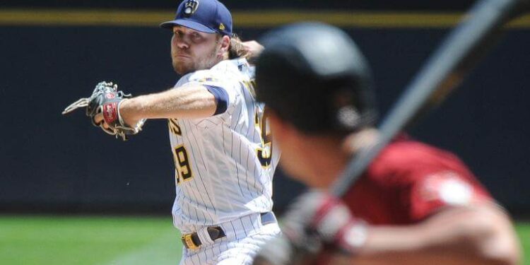 Corbin Burnes poncha 10 bateadores seguidos e iguala récord