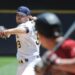 Corbin Burnes poncha 10 bateadores seguidos e iguala récord