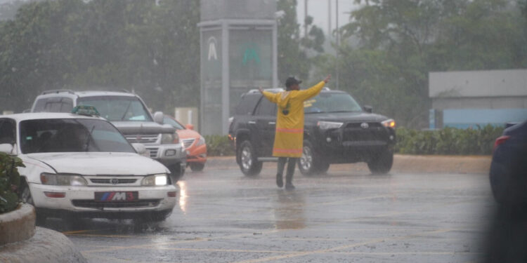 Agentes Digesett viabilizan tránsito trastornado por lluvias tormenta Fred