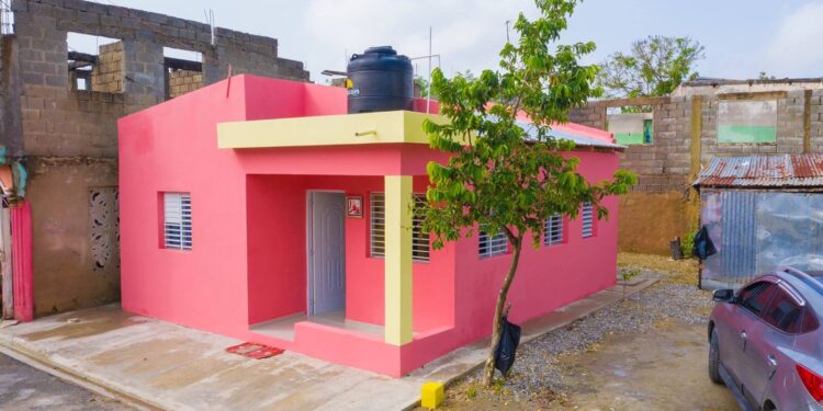 Alcaldía SDN entrega vivienda a anciana se le quemó casa