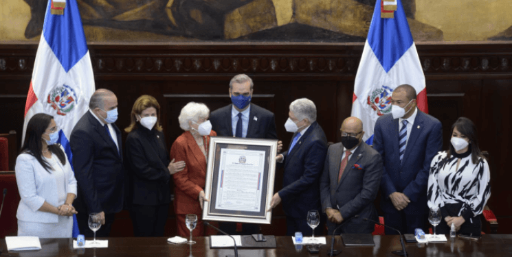 Senado reconoce a Milagros Ortiz Bosch